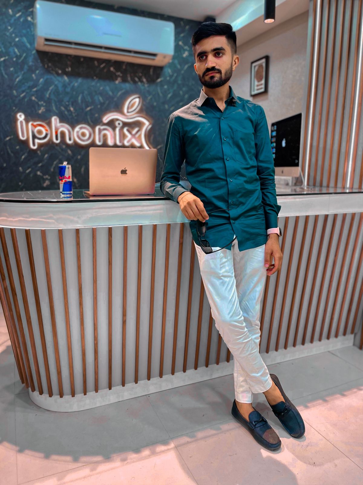 Owner of iPhonix mobile Abhishek Balsara offers iPhones at the best rates
